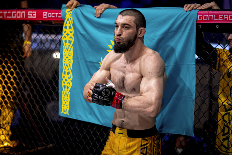 Побеждавший топа UFC казахстанец нанес первое поражение чемпиону и стал новым обладателем титула OCTAGON