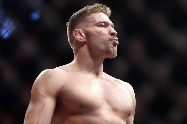 Чемпион UFC дал согласие на бой с Адесаньей