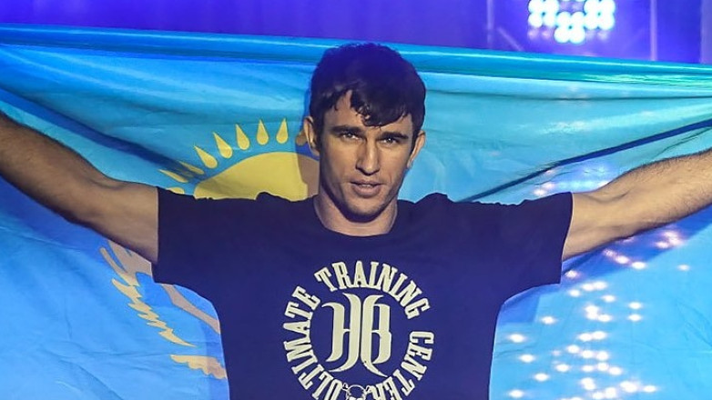 ВИДЕО. Казахстанский дебютант UFC прошел взвешивание перед поединком с непобежденным американцем